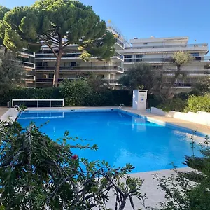 En Classe 2 Etoiles Au Bord De 4 Couchages Avec Lit Superpose Et Au Salon Un Canape Convertible Et Piscine A 300 M Des Transports Communs,gare Ferroviaire,commerces Et Plages , Antibes France